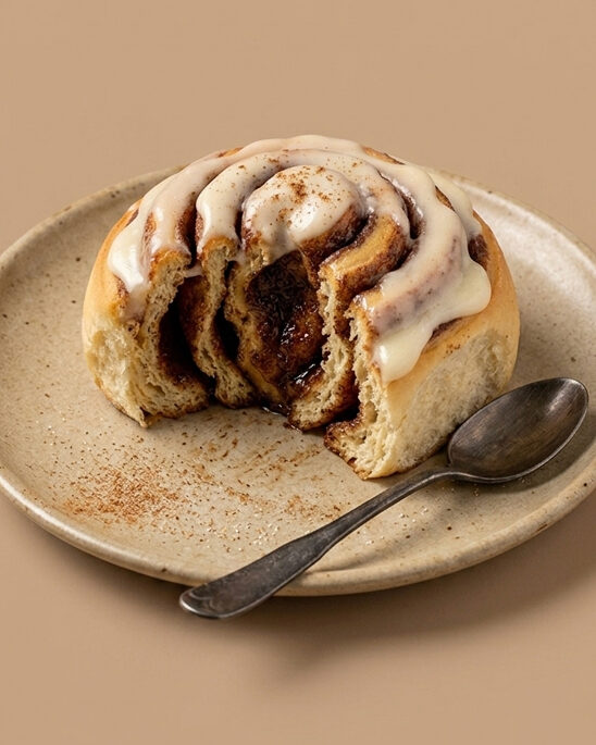 Cinnamon roll Cinnamoon com cobertura cremosa