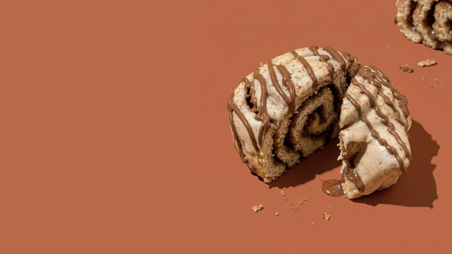 Cinnamon roll Cinnamoon com calda de canela